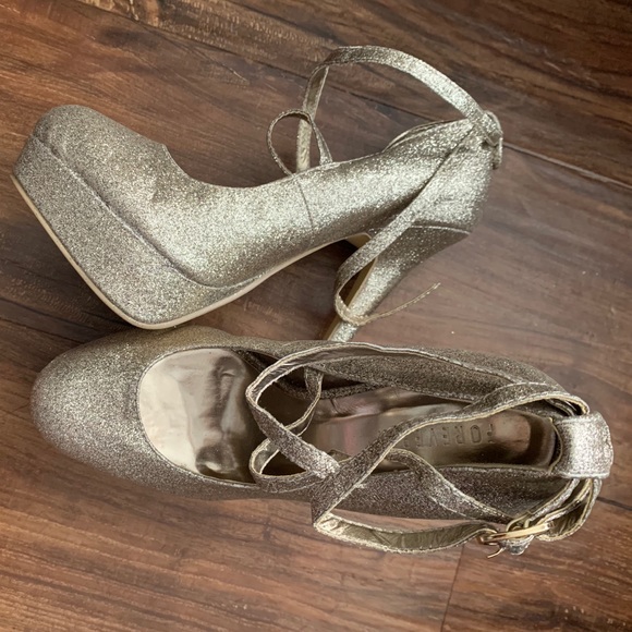 Heels - Picture 3 of 3